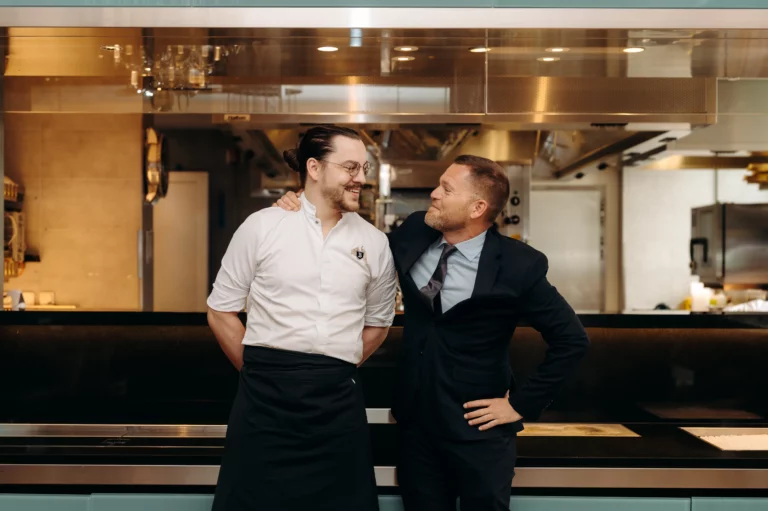 La Brasserie du Royal est portée par une équipe de choc qui affirme l’esprit généreux et gourmand des grandes brasseries, dans un cadre à la fois raffiné et chaleureux.