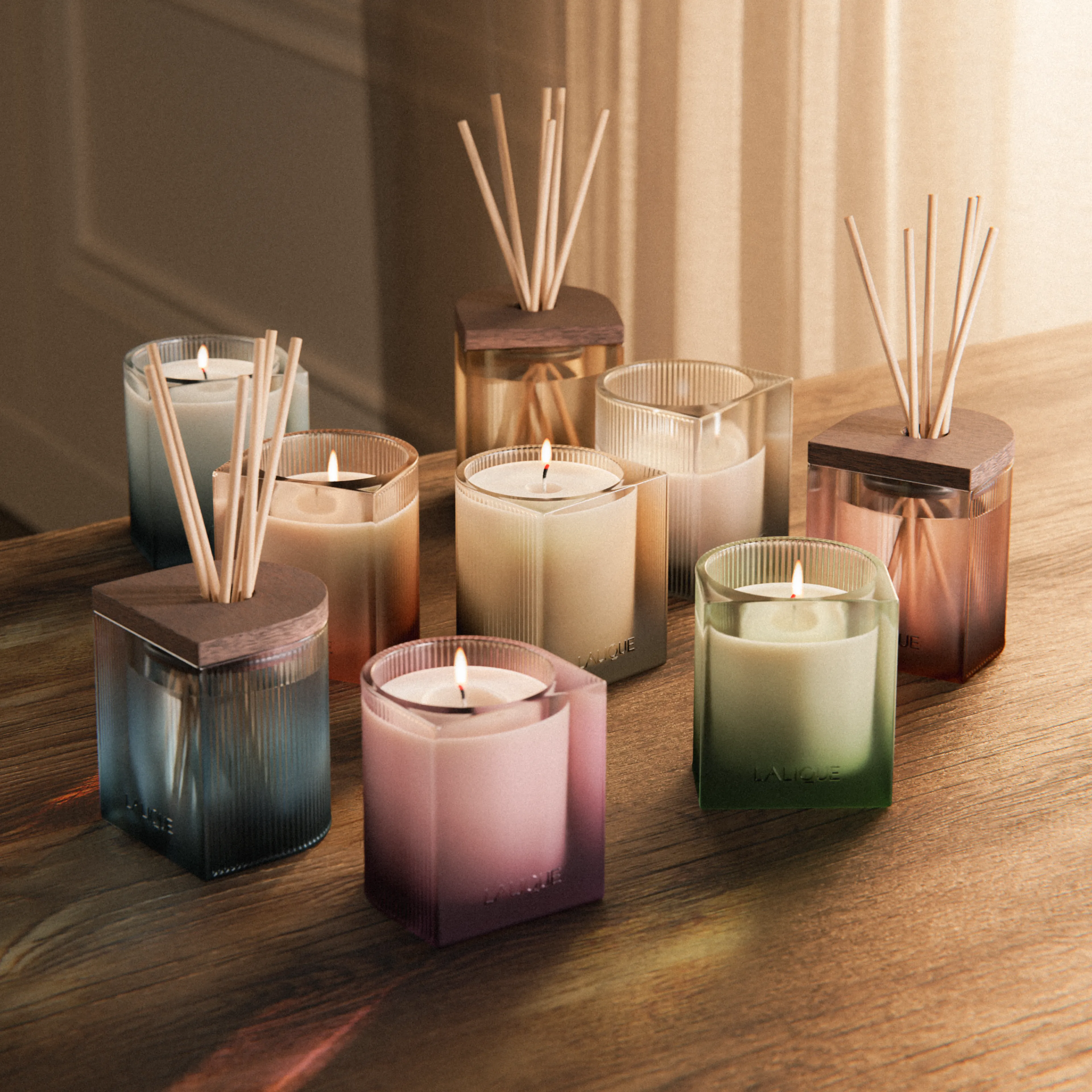 Lalique dévoile « Tales of Light », une ligne de bougies parfumées alliant design durable et sillages narratifs inédits.