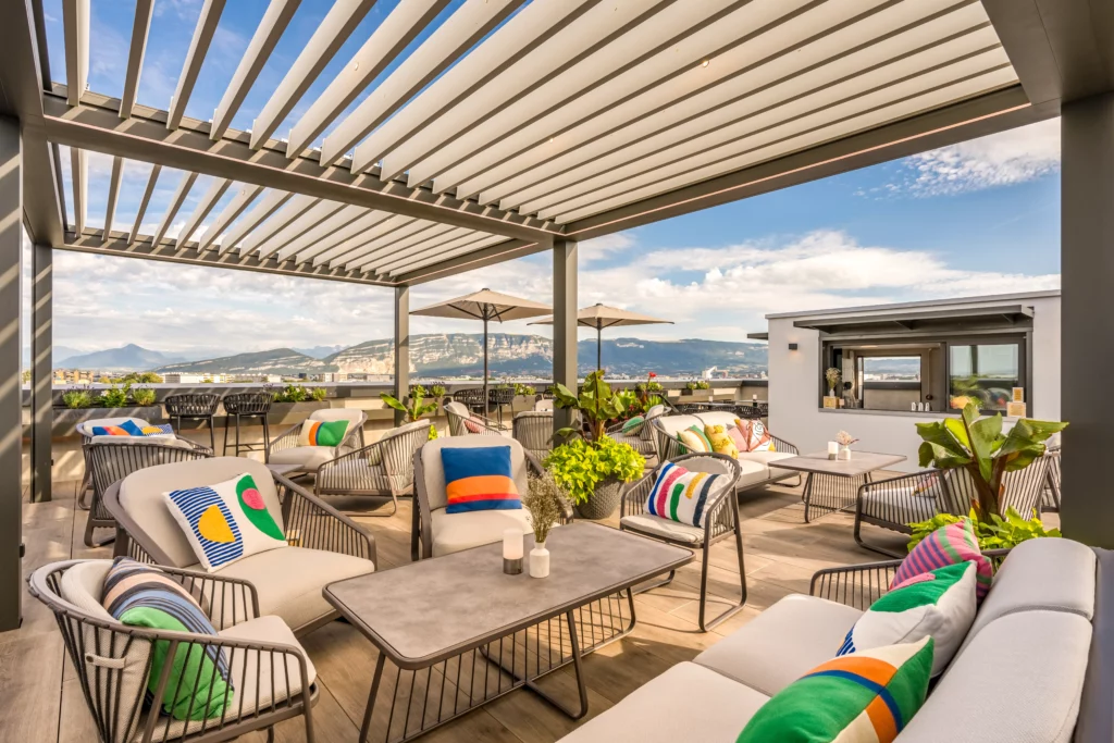 Une vue spectaculaire sur la skyline genevoise, perché au 12ème étage du Geneva Marriott Hotel.