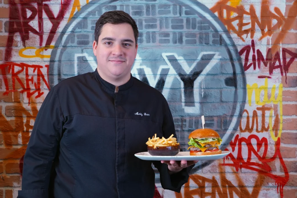 Au cœur de l’hôtel N’vY, le Tags Restaurant séduit par son ambiance street art et sa cuisine généreuse et variée, orchestrée avec passion par le Chef Meddy Guia.
