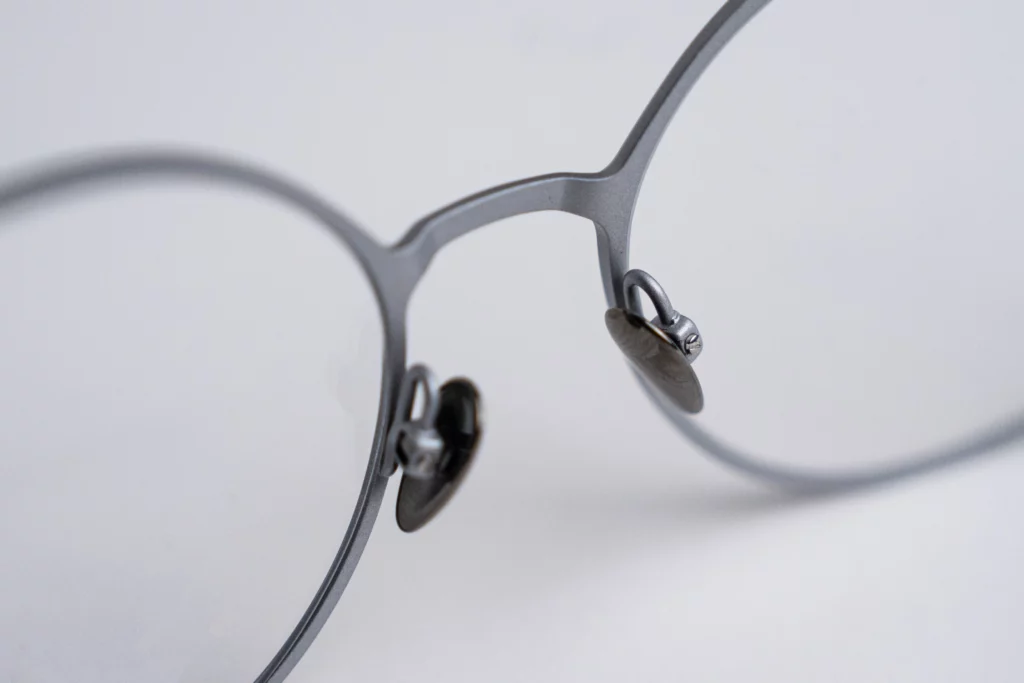 Glacier Optique dévoile sa toute première collection de lunettes de vue. Une ligne ultralégère en titane qui conjugue artisanat de précision et amour des Alpes.