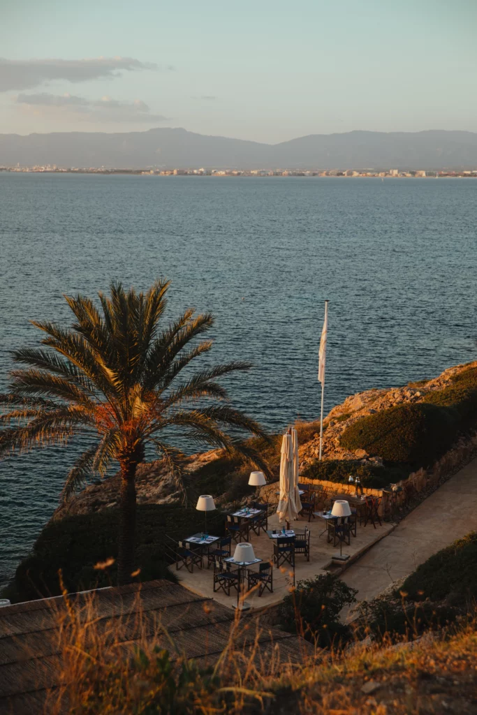 Entre falaises ocre, pinèdes parfumées et eaux translucides, les Baléares dévoilent un autre visage de la Méditerranée.