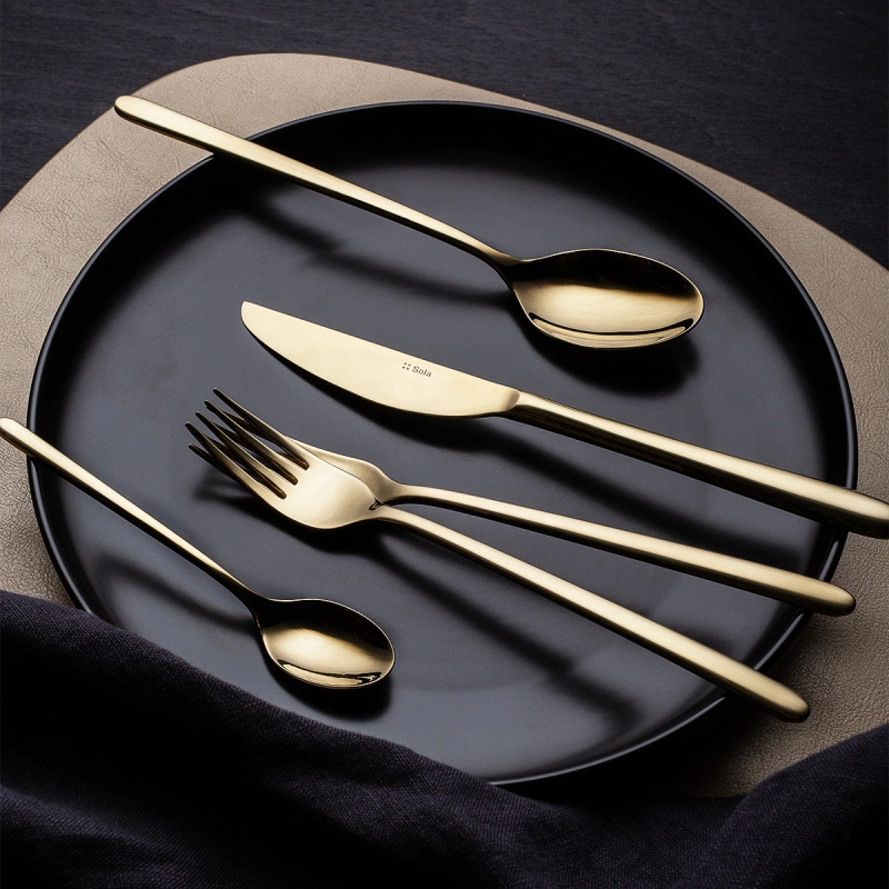 Pensée pour sublimer la douceur des longs déjeuners et les dîners sous les étoiles, cette sélection de pièces habillera avec élégance votre table d'été.