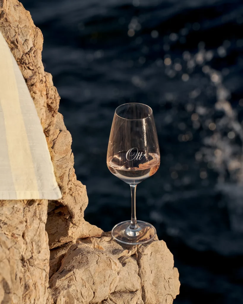 Depuis 130 ans, les Domaines Ott façonnent l'histoire des grands rosés. À l’occasion de cet anniversaire, Jean-François Ott revient sur la philosophie de cette Maison.