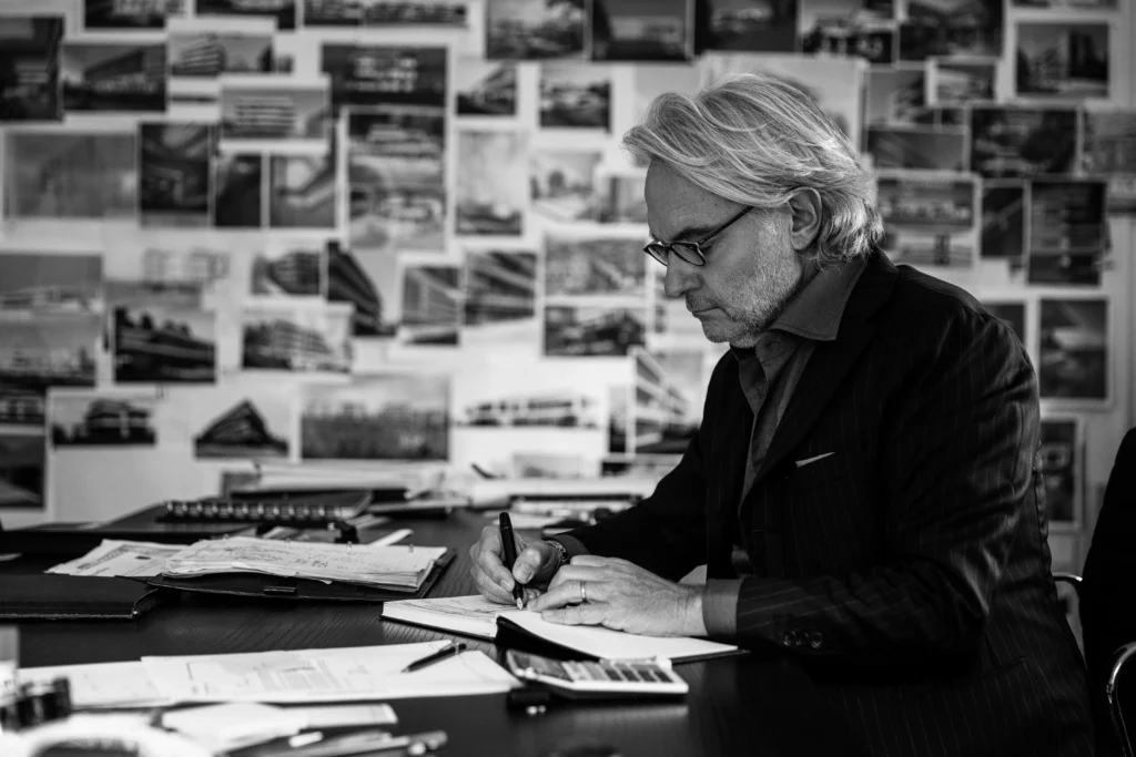 Gabriele M. Rossi est un architecte italo-suisse formé en Europe et aux États-Unis, notamment à la Columbia University de New York. Cette double culture nourrit une approche qui combine rigueur européenne et pragmatisme américain. En 1989, il fonde à Pully le bureau Archilab, pensé dès le départ comme un laboratoire de recherche appliquée à l’architecture.