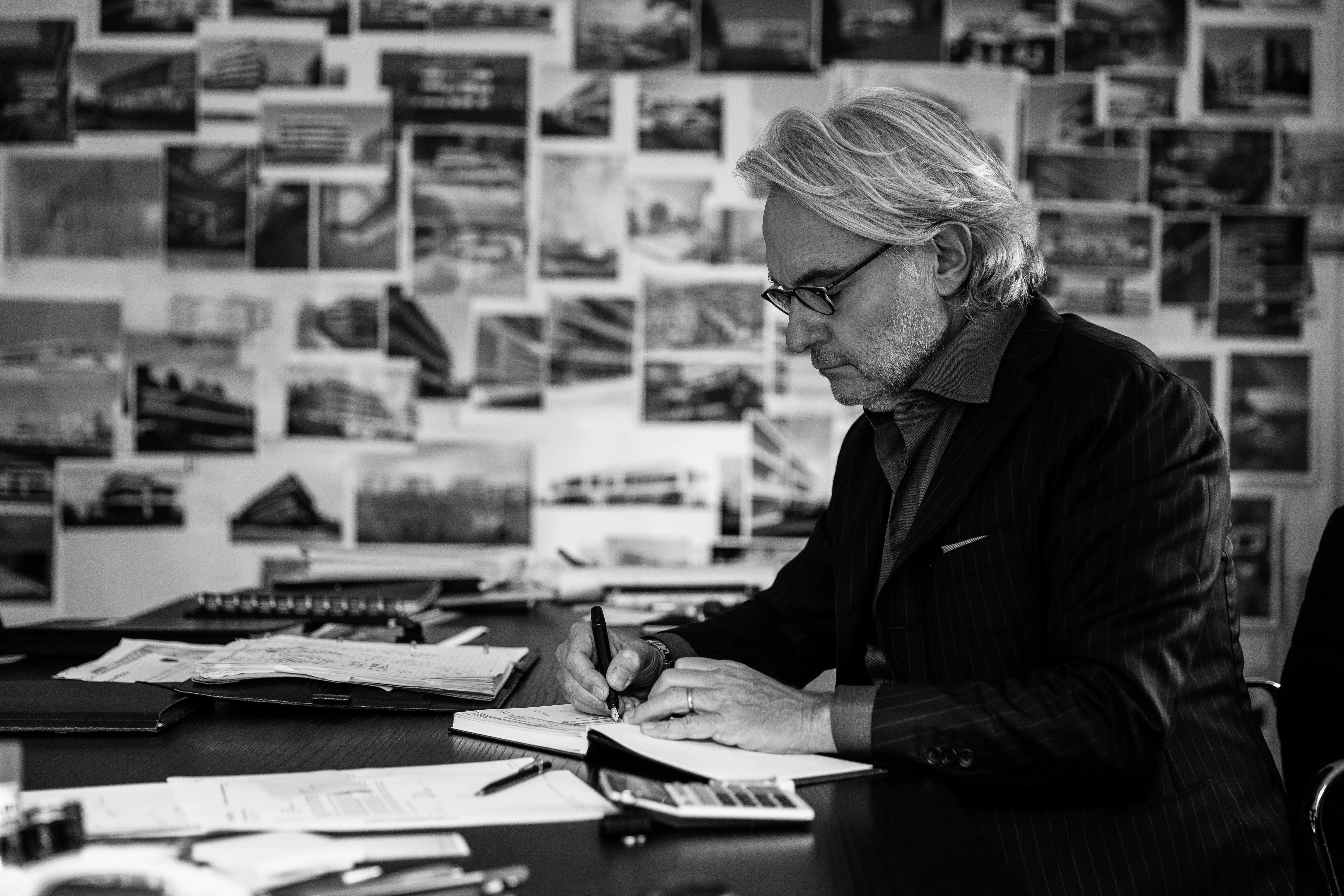 Gabriele M. Rossi est un architecte italo-suisse formé en Europe et aux États-Unis, notamment à la Columbia University de New York. Cette double culture nourrit une approche qui combine rigueur européenne et pragmatisme américain. En 1989, il fonde à Pully le bureau Archilab, pensé dès le départ comme un laboratoire de recherche appliquée à l’architecture.